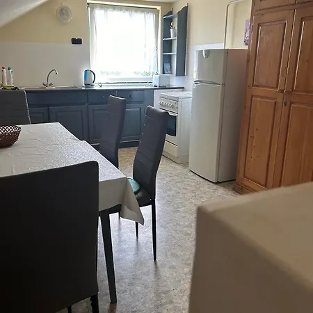 Konkoly Lovarda Es Vendeghaz Ленти